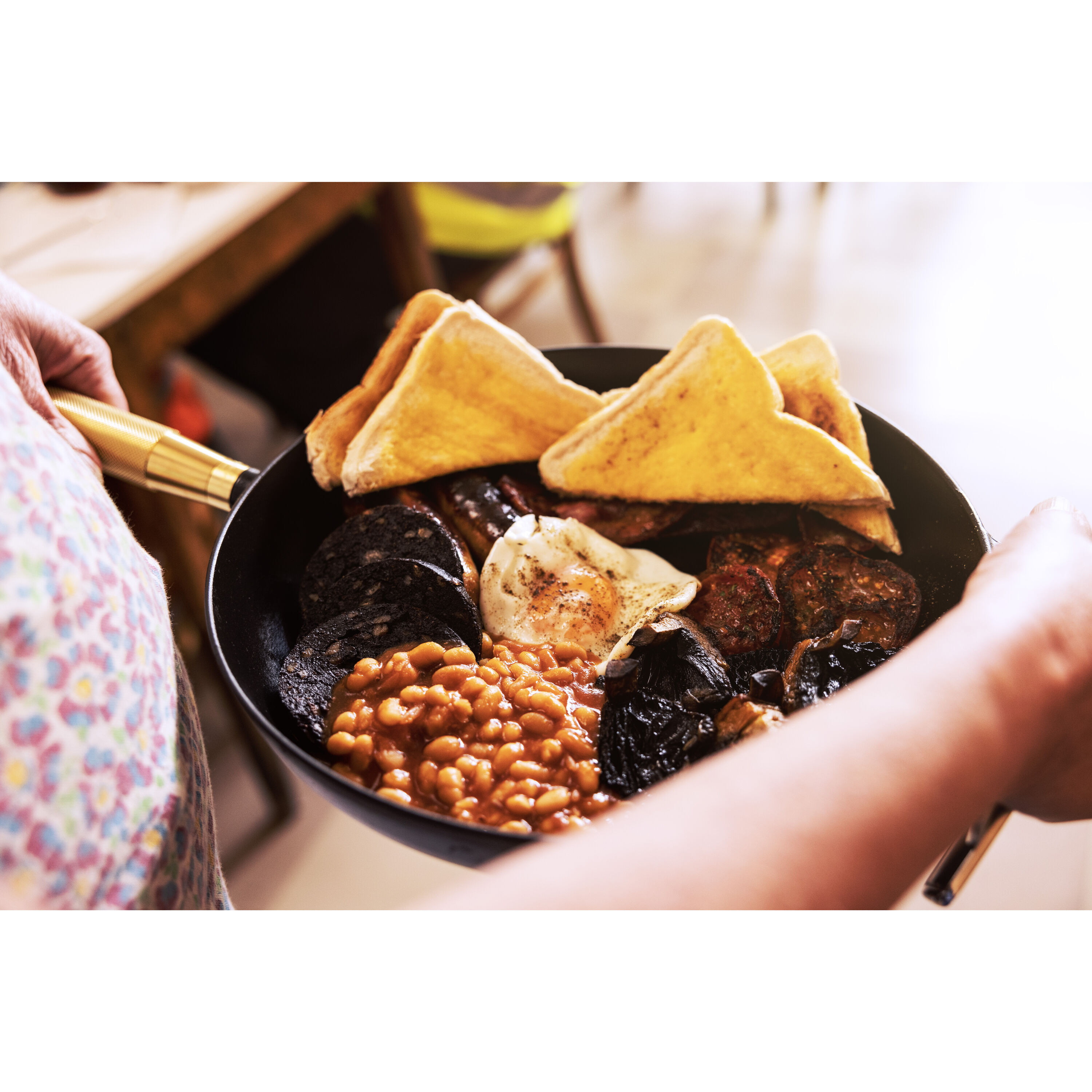 28 cm Cast iron Frying Pan Buster Punch black