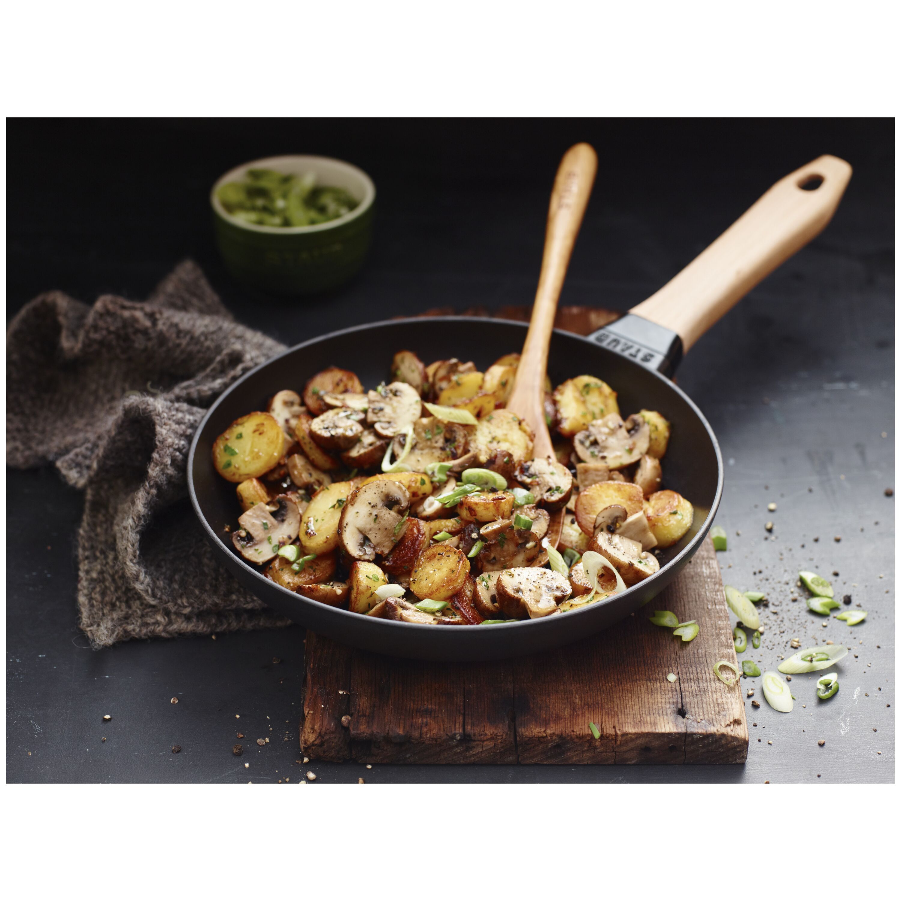 24 cm Cast iron Frying pan with wooden handle black
