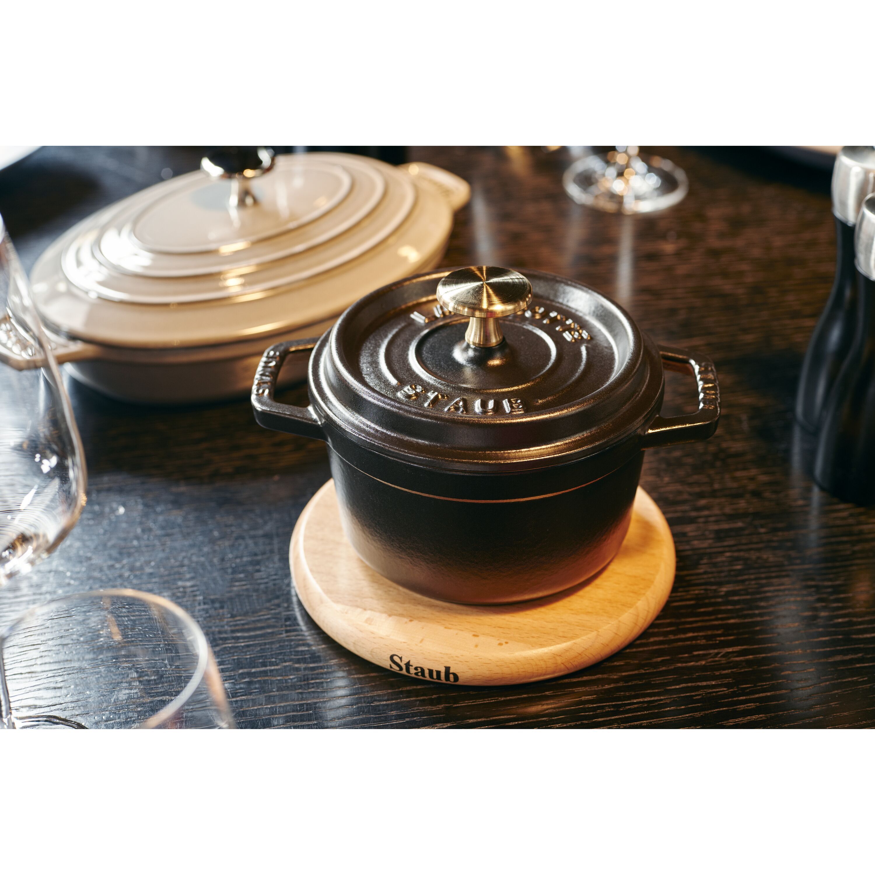 16 cm round Beech Trivet magnetic brown