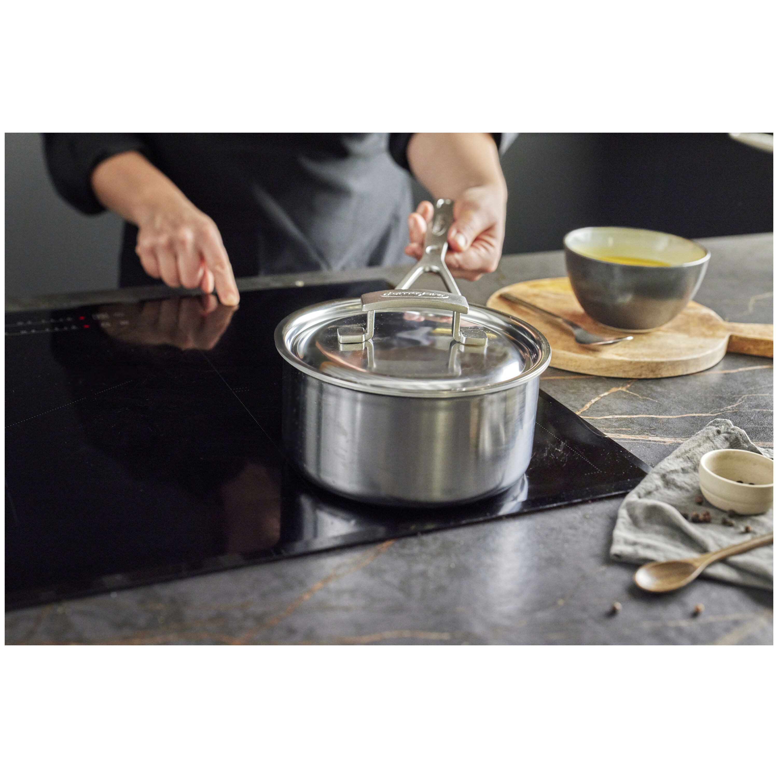 18 cm 18/10 Stainless Steel Saucepan with lid silver