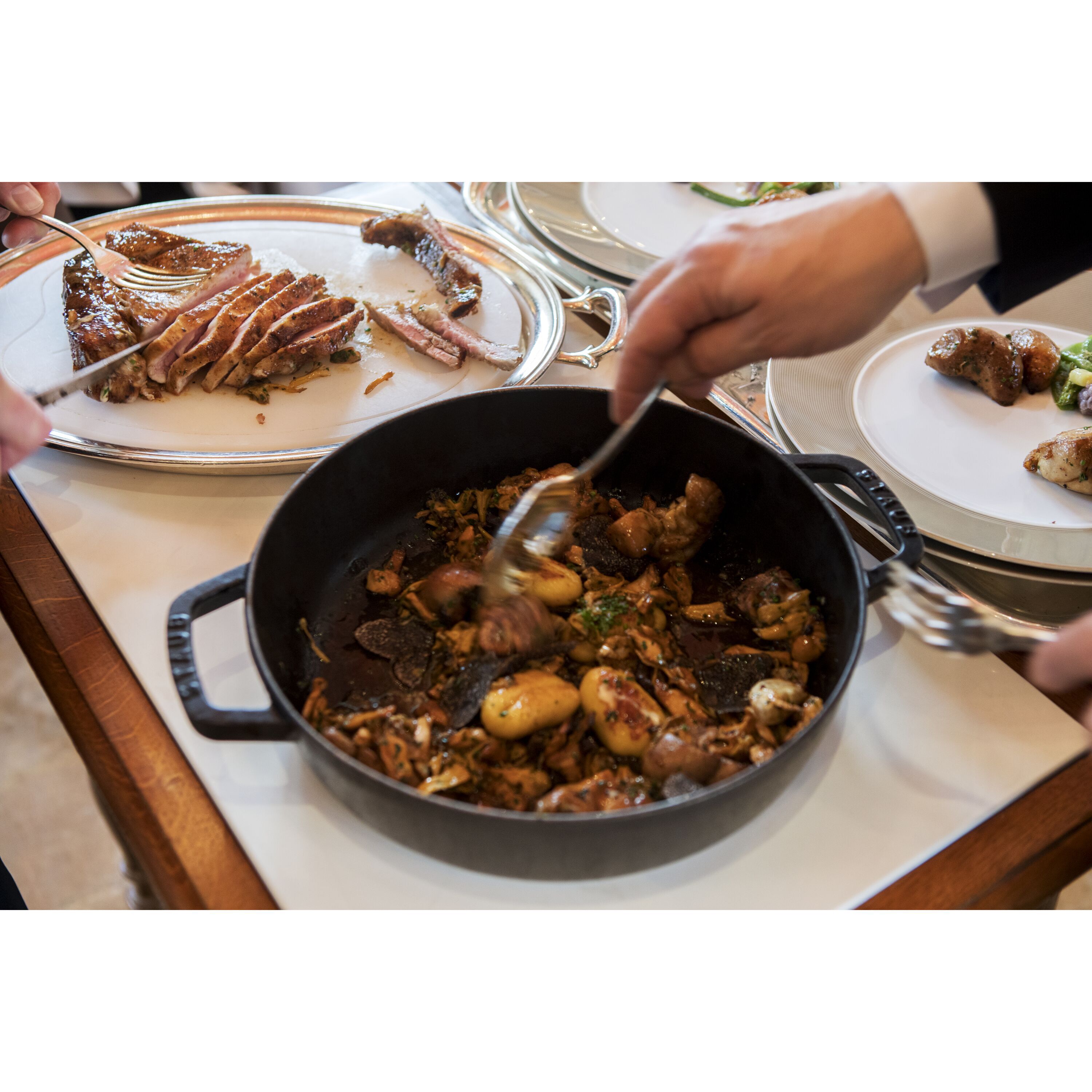 26 cm Cast iron Frying pan with 2 handles black