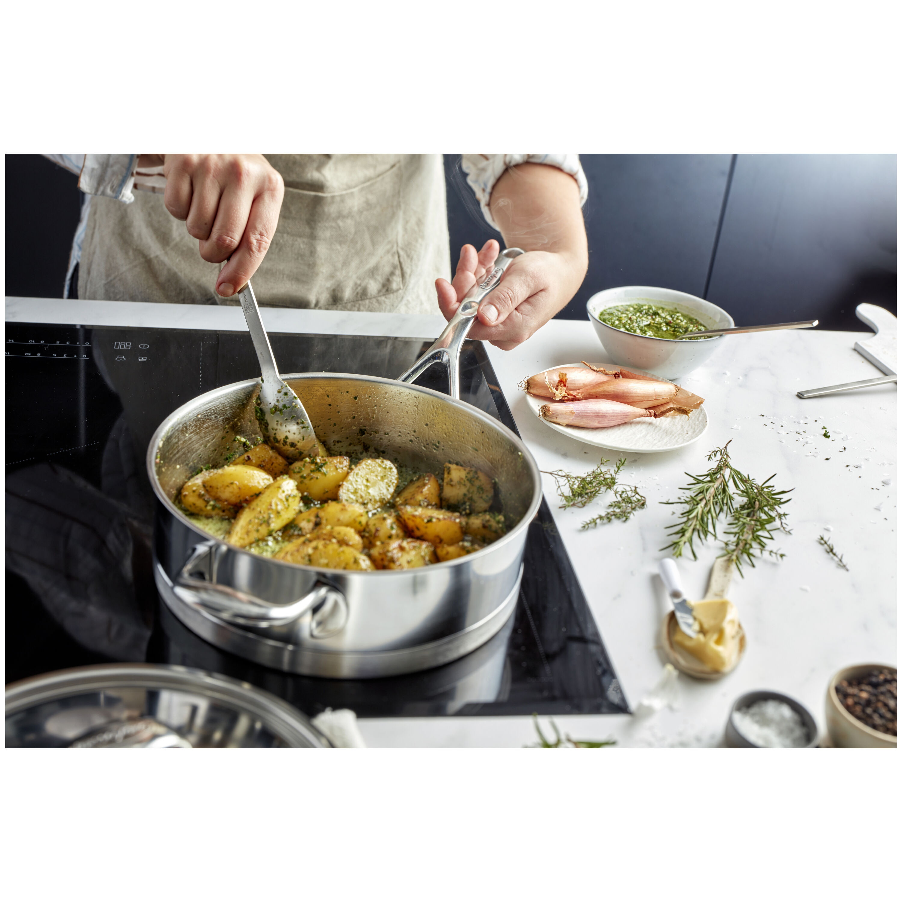 28 cm round 18/10 Stainless Steel Saute pan with lid silver