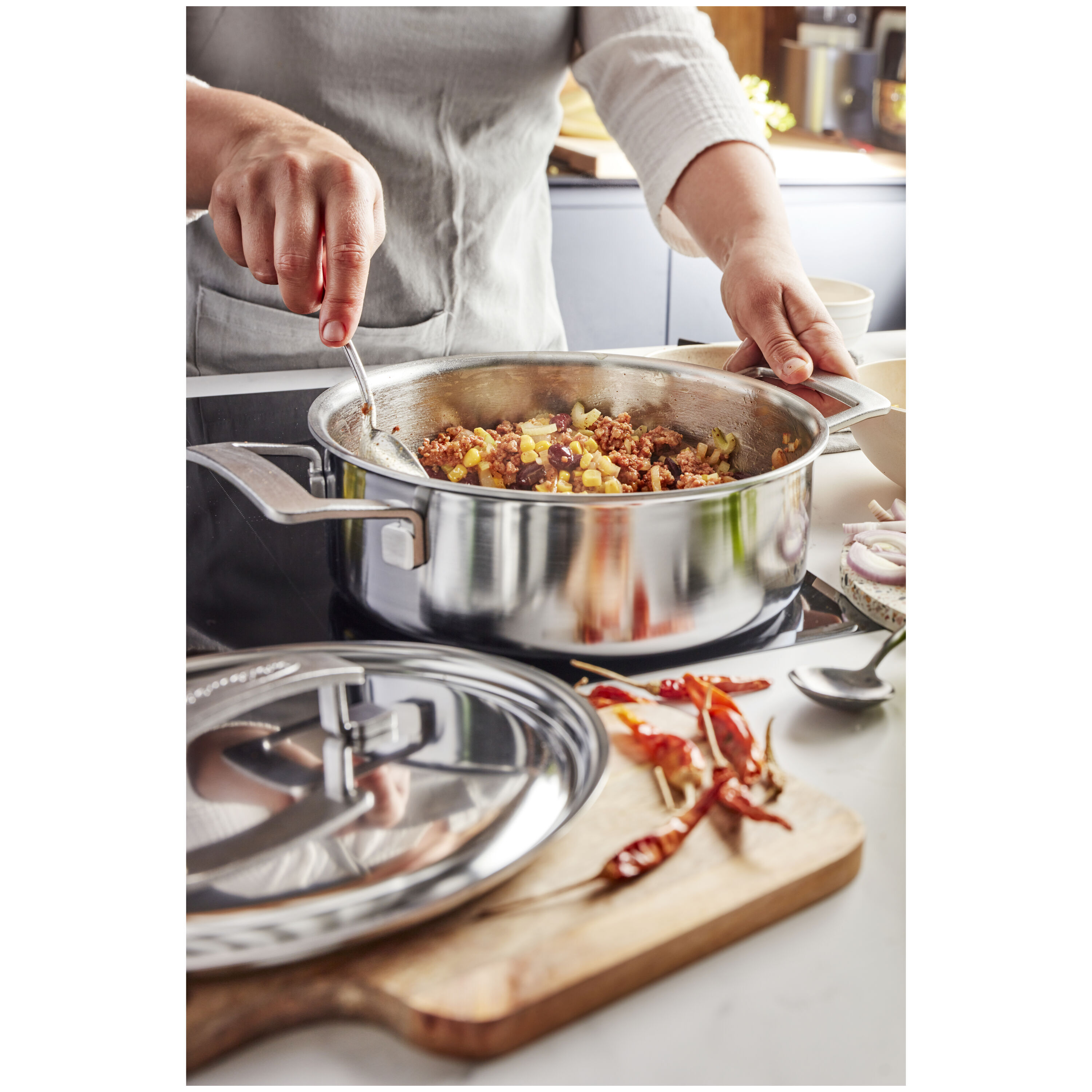24 cm Serving pan with lid