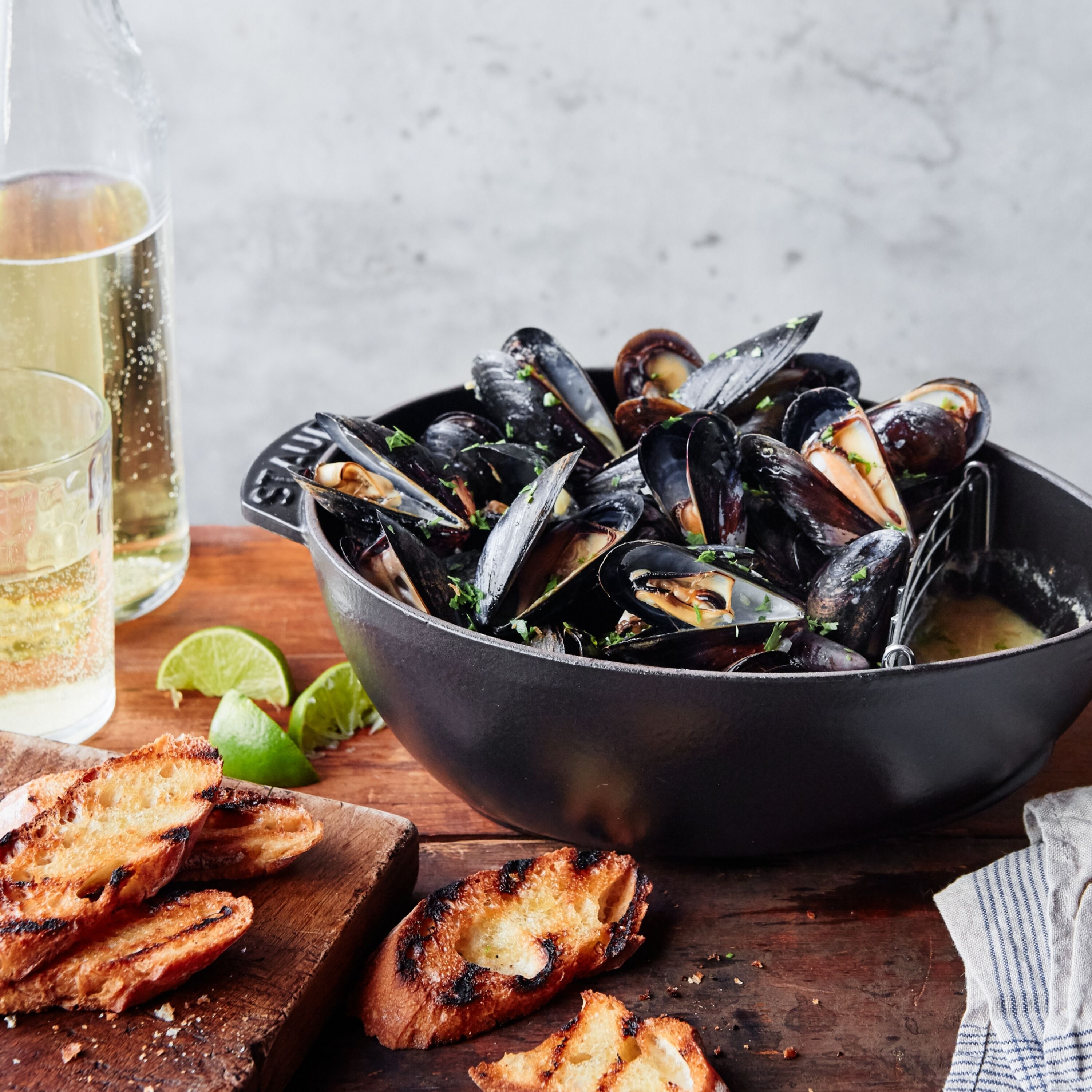 25 cm oval Cast iron Mussel pot black