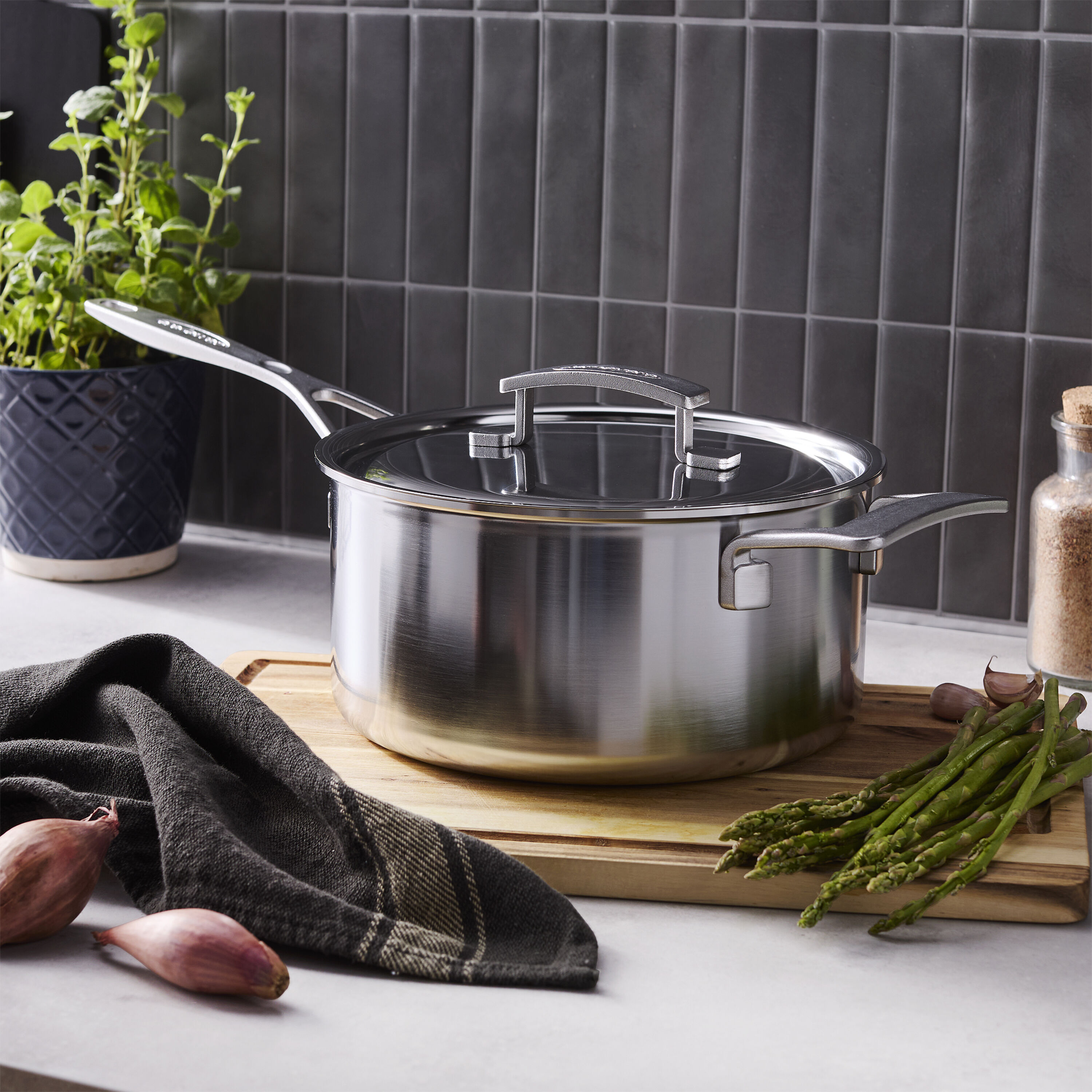 22 cm 18/10 Stainless Steel Saucepan with lid silver