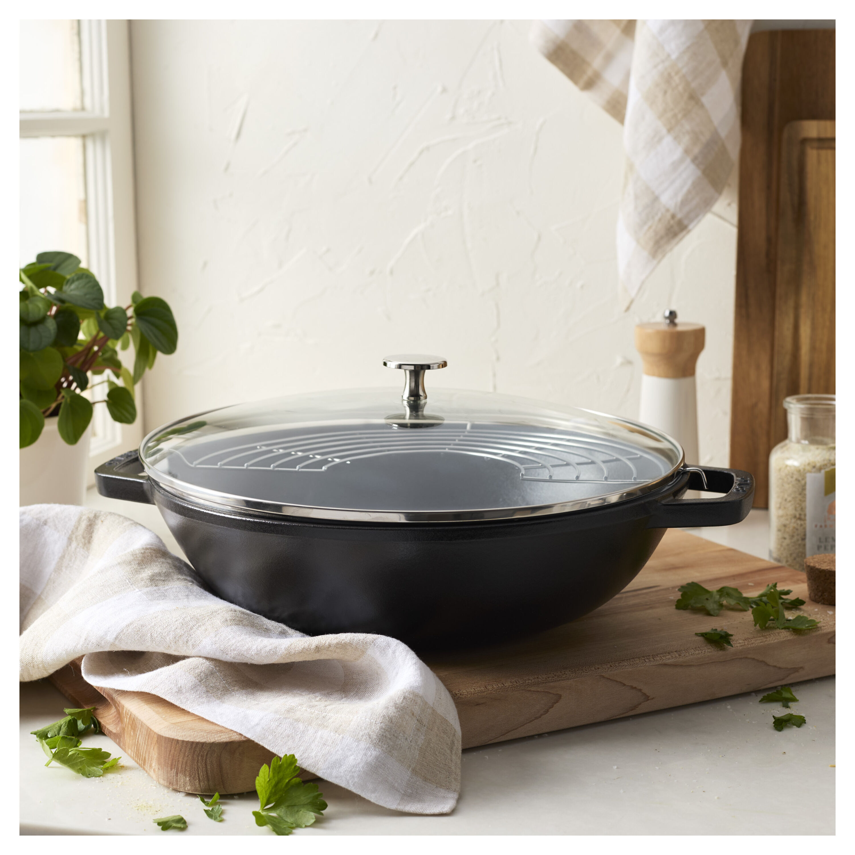 30 cm Cast iron Wok with glass lid black