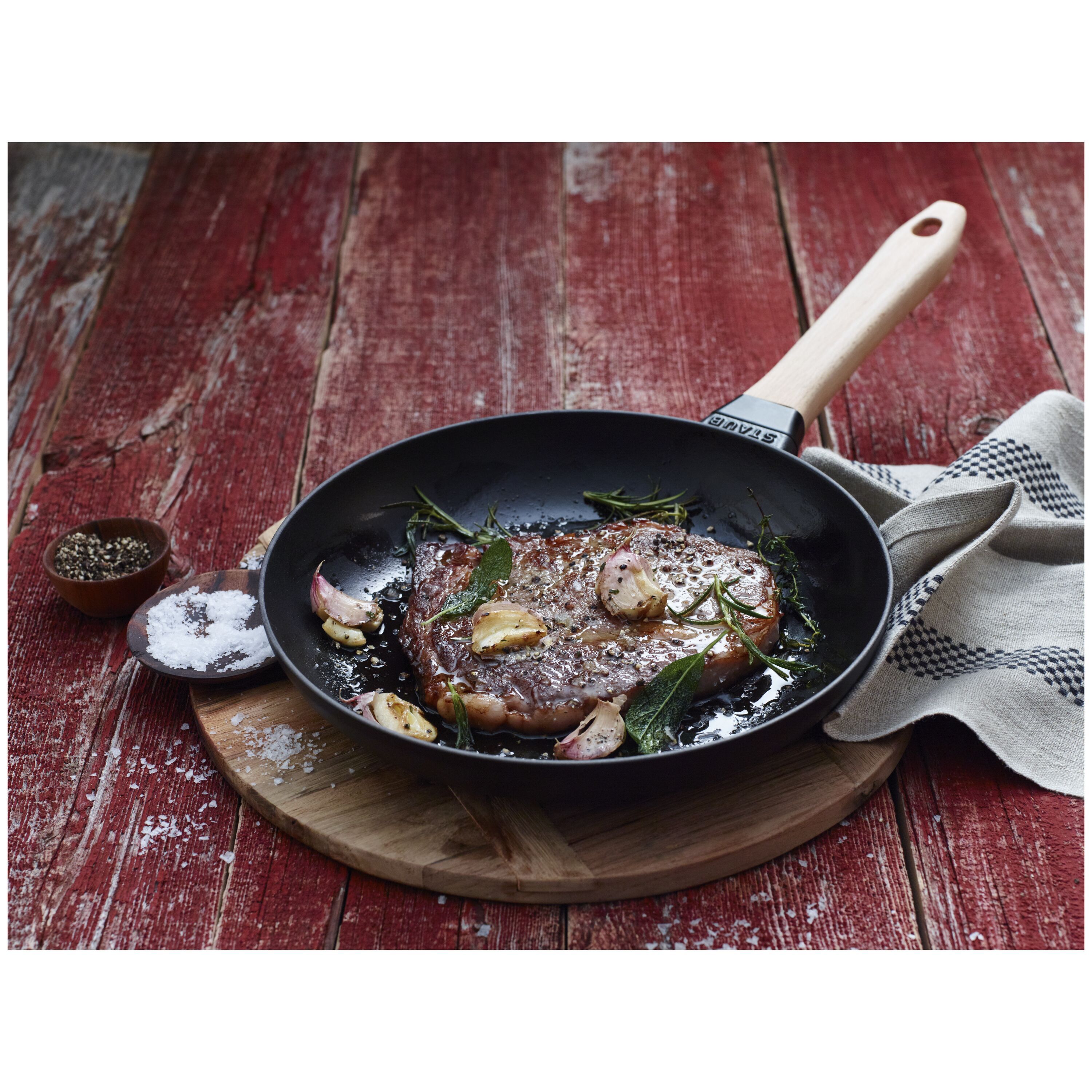 28 cm Cast iron Frying pan with wooden handle black