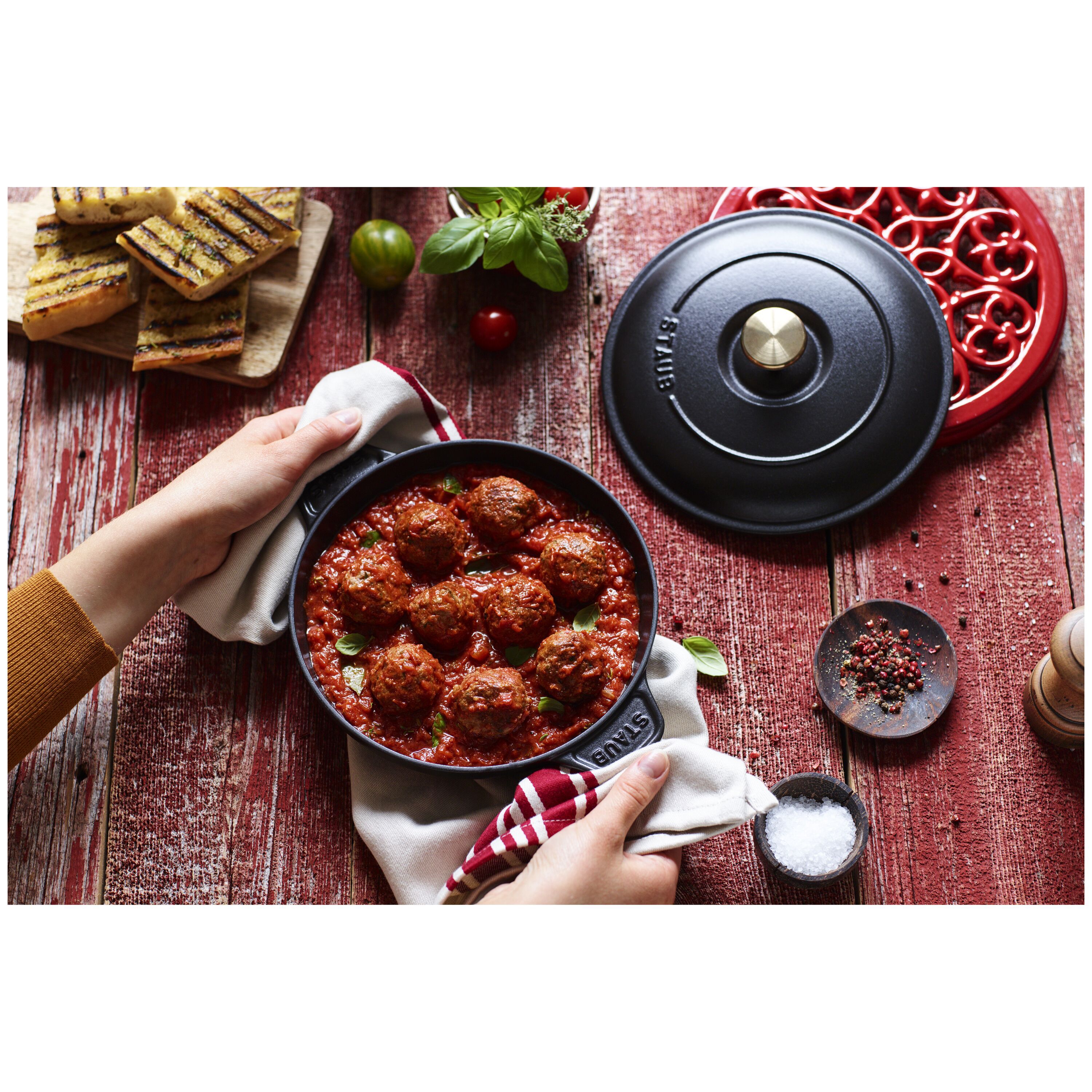 20 cm round Cast iron Oven dish with lid black